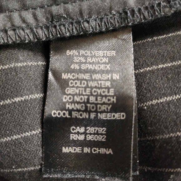 Adrienne Vittadini - Black Pinstripe Dress Pants - Size 6 - Picture 5 of 5